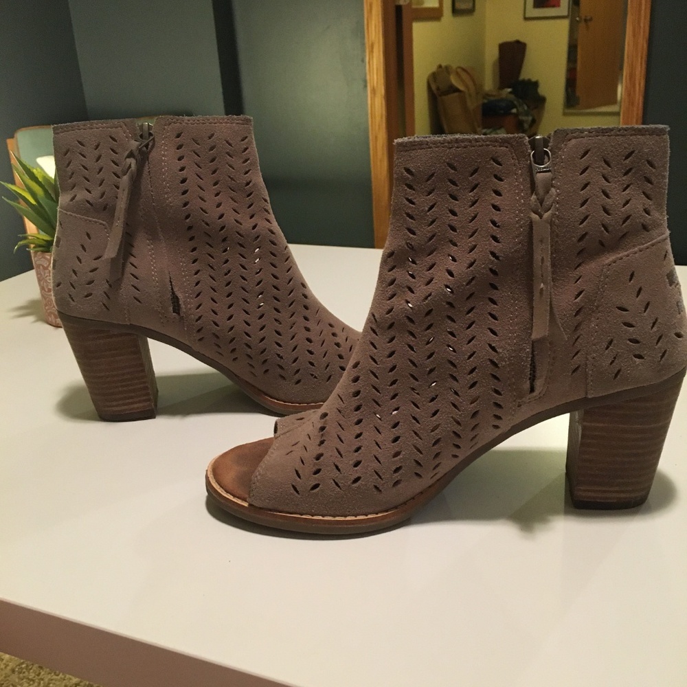 **SOLD** TOMS Majorca Suede Peep Toe Bootie 7.5M - Picture 4 of 8
